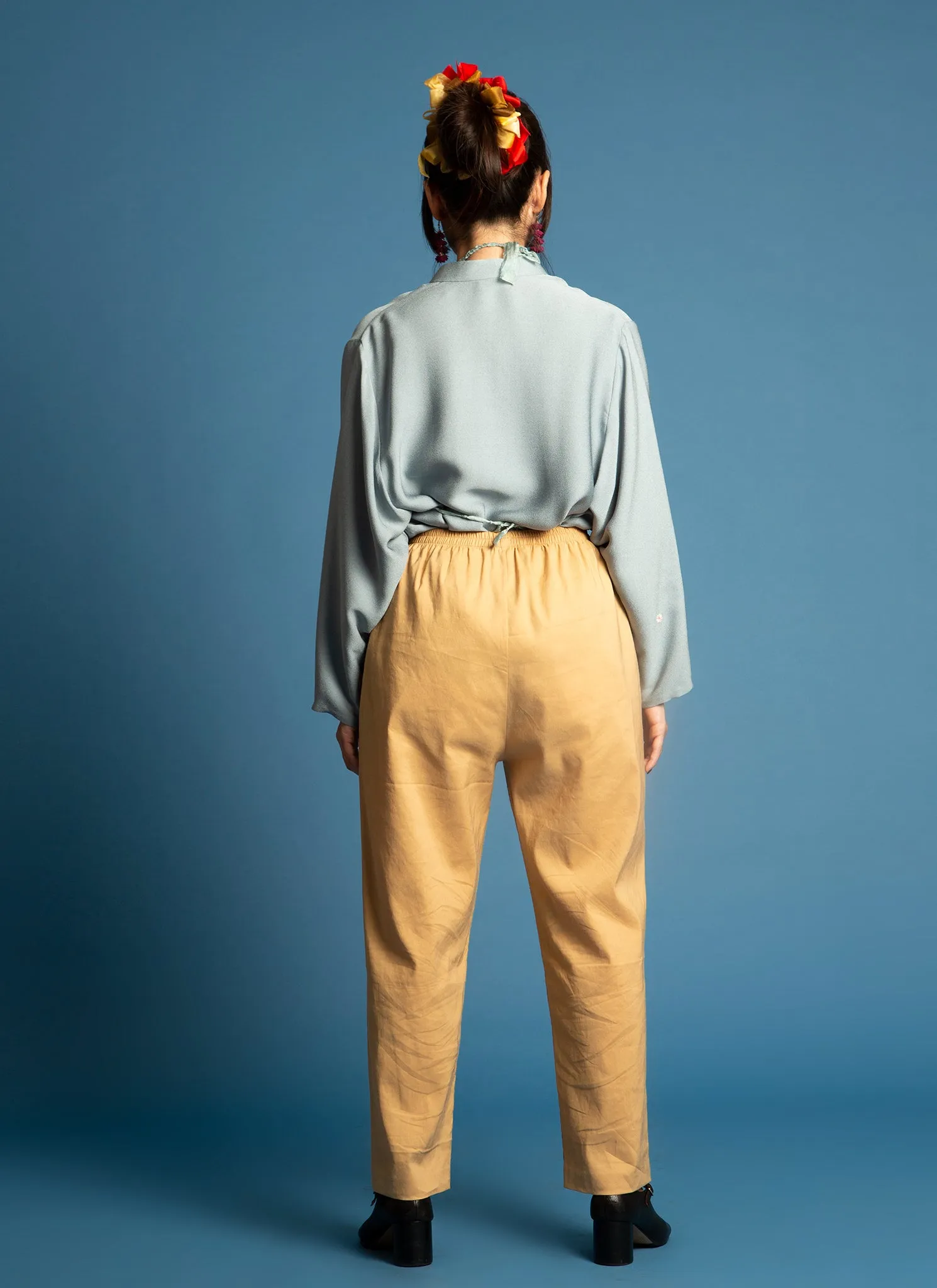 Le Pocket Tapered Pant w/ Elastic Waist in Golden Brown