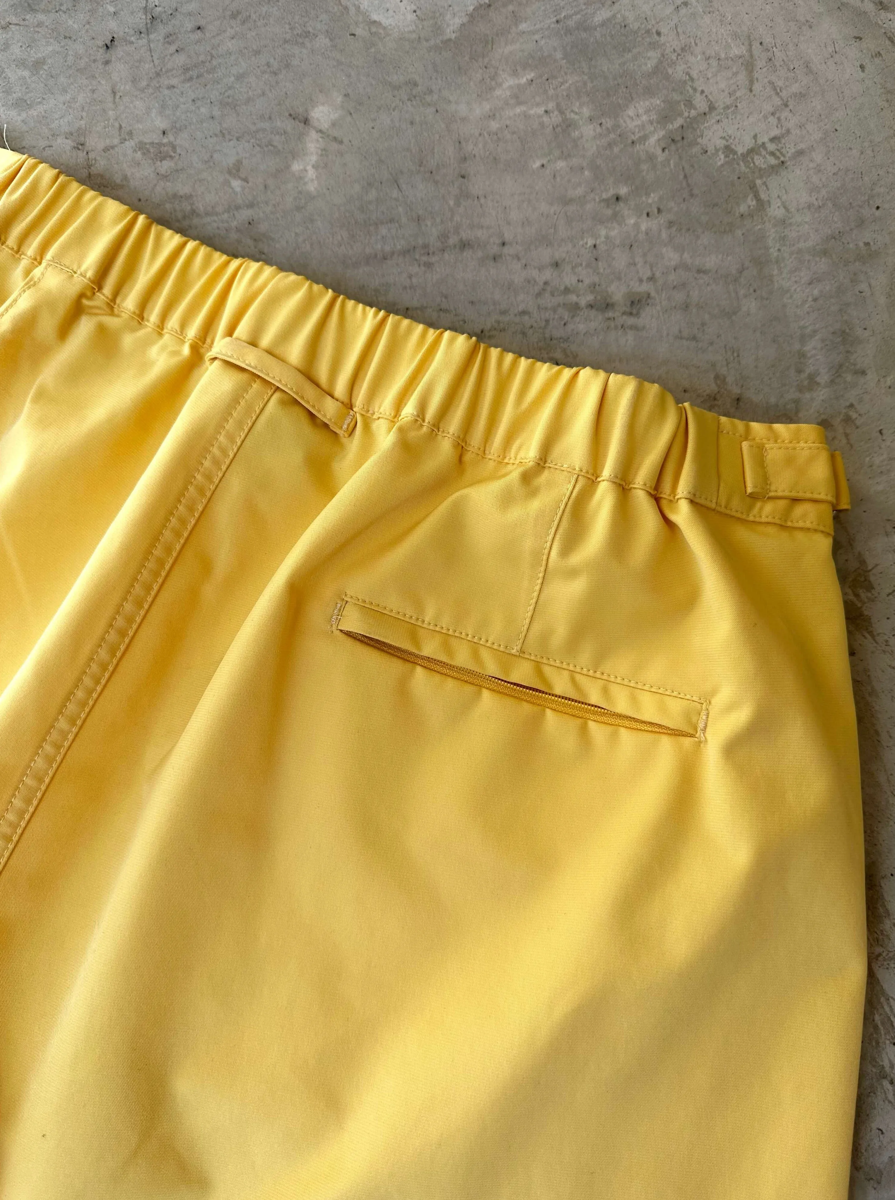 'MR LUXE' TAILORED MID-LENGTH SHORT YELLOW