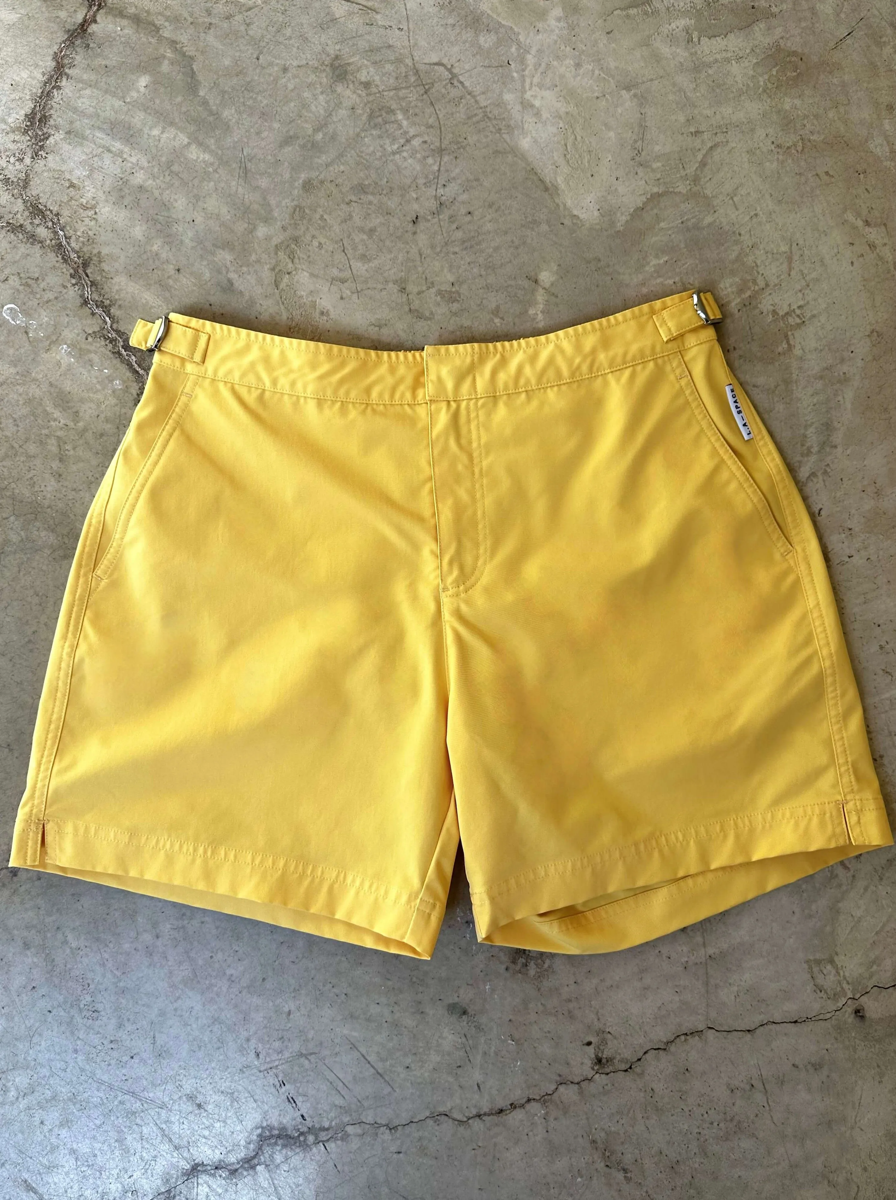 'MR LUXE' TAILORED MID-LENGTH SHORT YELLOW